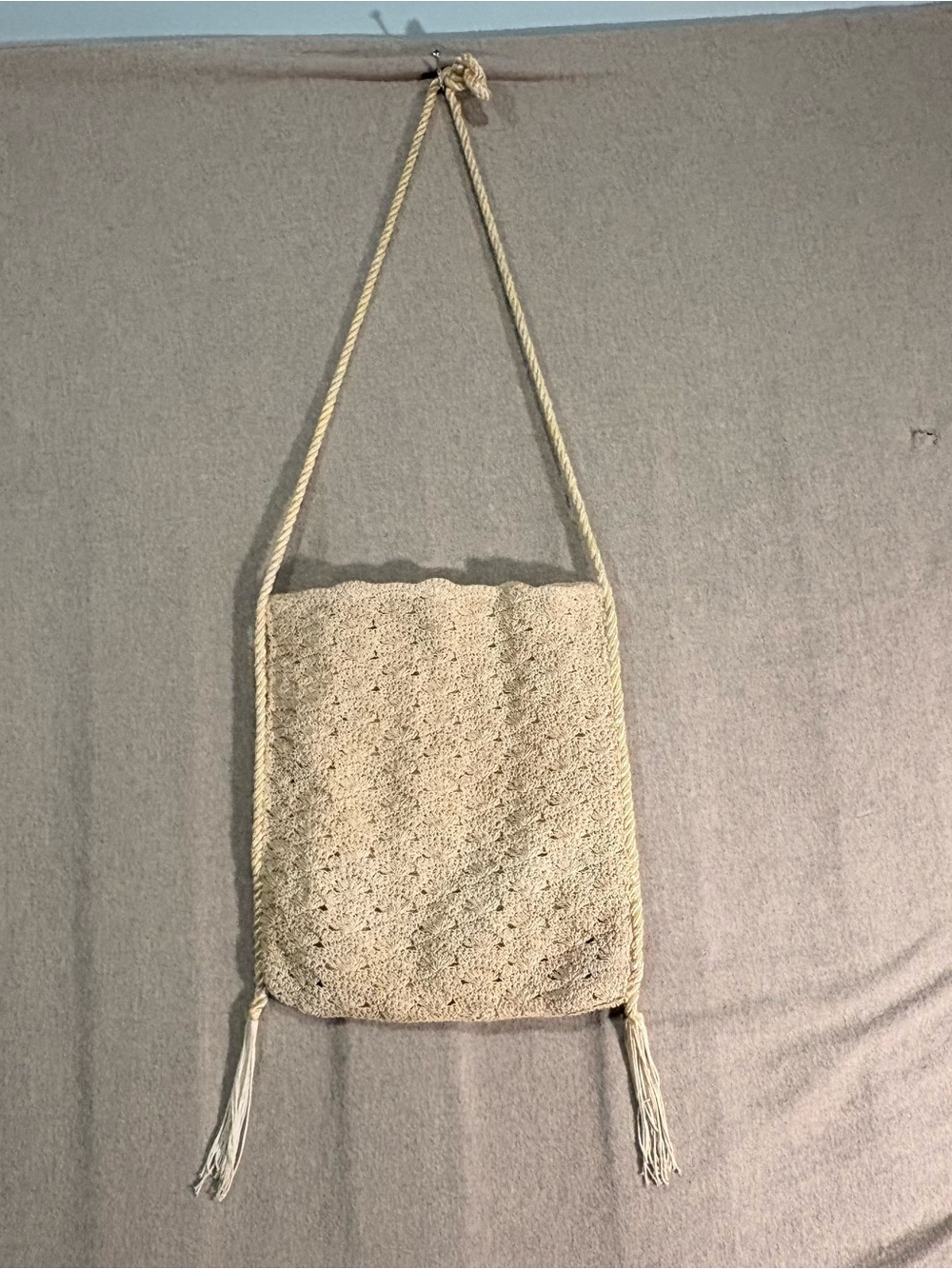 RETRO Frankie & Johnnie’s Cream Crochet Shoulder Bag with Tassels.Snap closure.